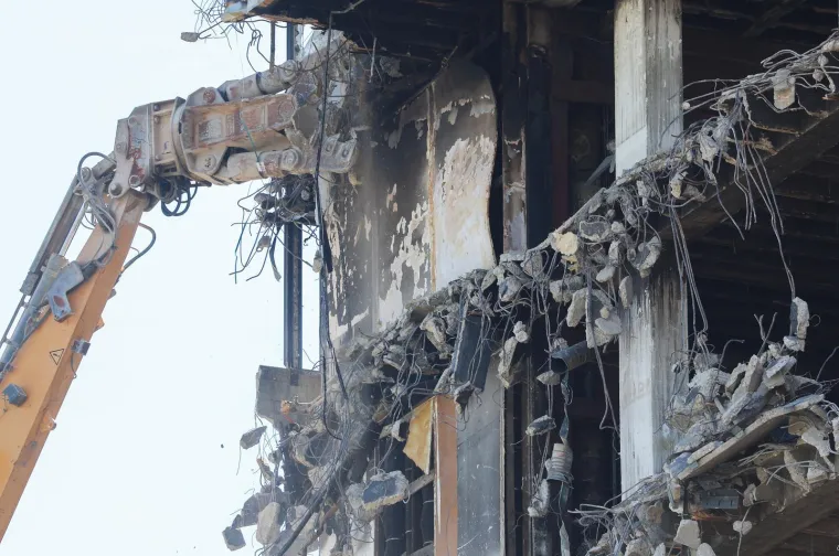 Počelo je? Bageri s bu&scaron;ilicom stigli pred Vjesnik, pogledajte &scaron;to rade neboderu