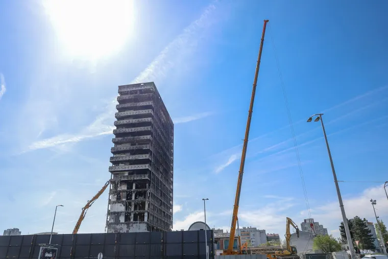 Počelo je? Bageri s bu&scaron;ilicom stigli pred Vjesnik, pogledajte &scaron;to rade neboderu