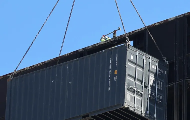 Počelo je? Bageri s bu&scaron;ilicom stigli pred Vjesnik, pogledajte &scaron;to rade neboderu