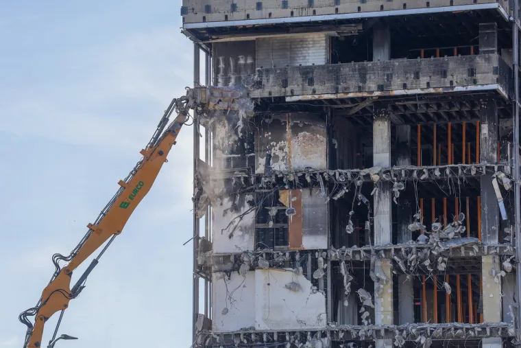 Počelo je? Bageri s bu&scaron;ilicom stigli pred Vjesnik, pogledajte &scaron;to rade neboderu