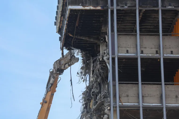 Počelo je? Bageri s bu&scaron;ilicom stigli pred Vjesnik, pogledajte &scaron;to rade neboderu