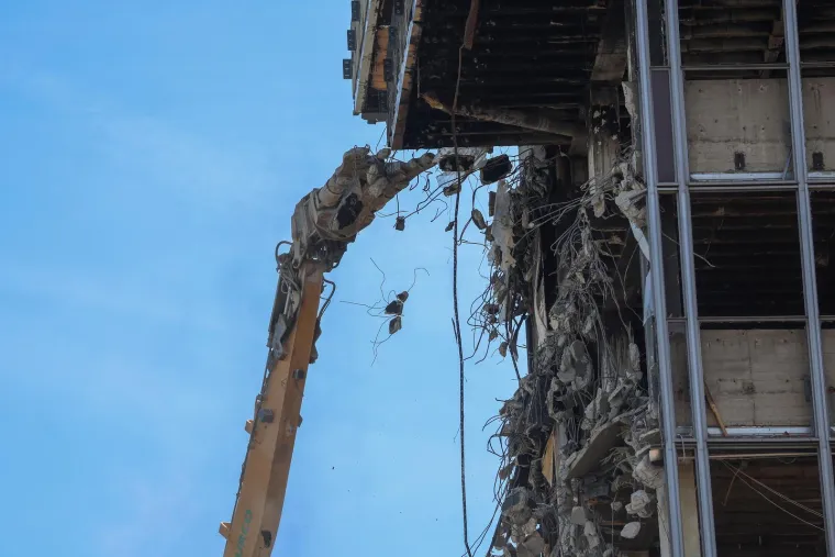Počelo je? Bageri s bu&scaron;ilicom stigli pred Vjesnik, pogledajte &scaron;to rade neboderu