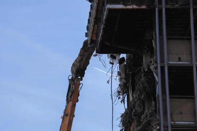 Počelo je? Bageri s bu&scaron;ilicom stigli pred Vjesnik, pogledajte &scaron;to rade neboderu