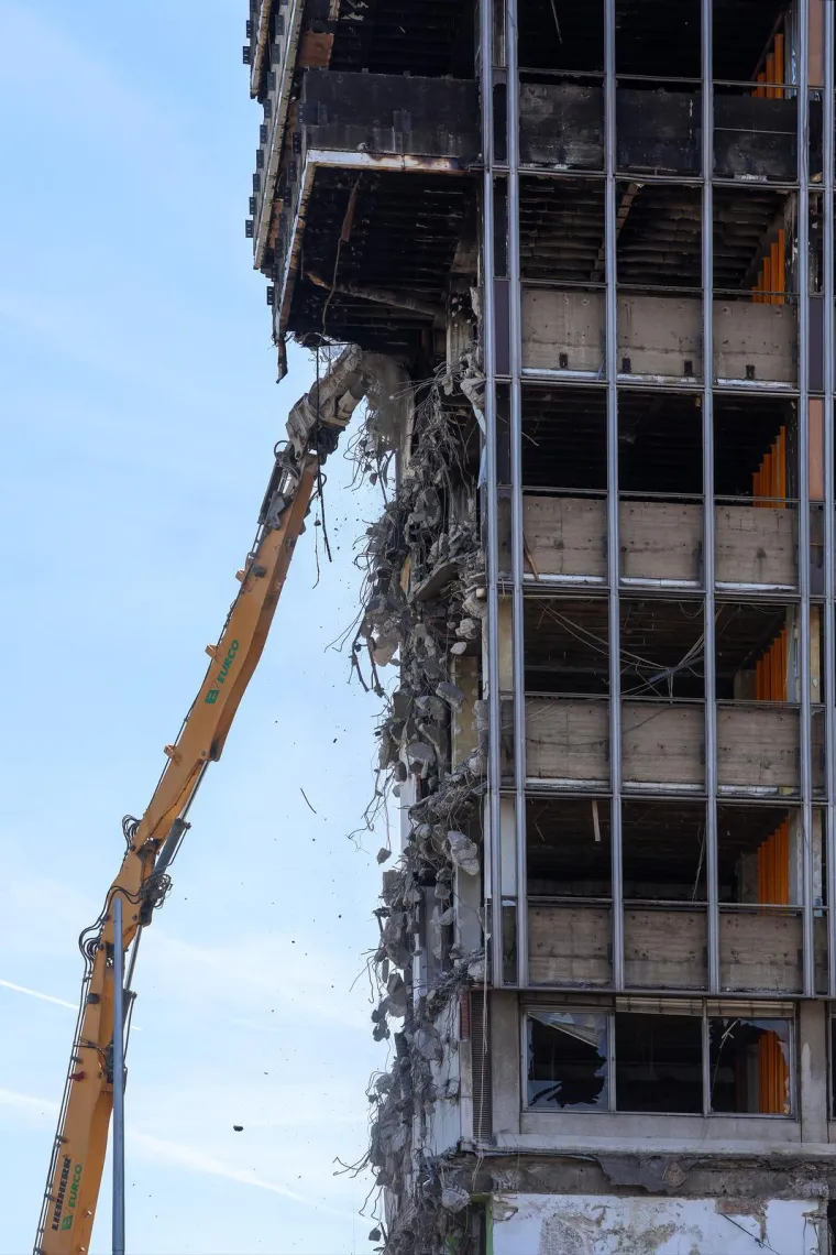 Počelo je? Bageri s bu&scaron;ilicom stigli pred Vjesnik, pogledajte &scaron;to rade neboderu
