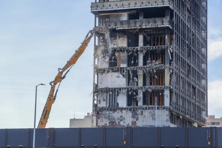 Počelo je? Bageri s bu&scaron;ilicom stigli pred Vjesnik, pogledajte &scaron;to rade neboderu