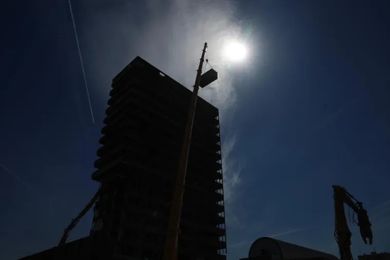 Počelo je? Bageri s bu&scaron;ilicom stigli pred Vjesnik, pogledajte &scaron;to rade neboderu