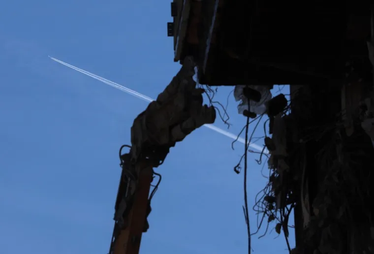 Počelo je? Bageri s bu&scaron;ilicom stigli pred Vjesnik, pogledajte &scaron;to rade neboderu