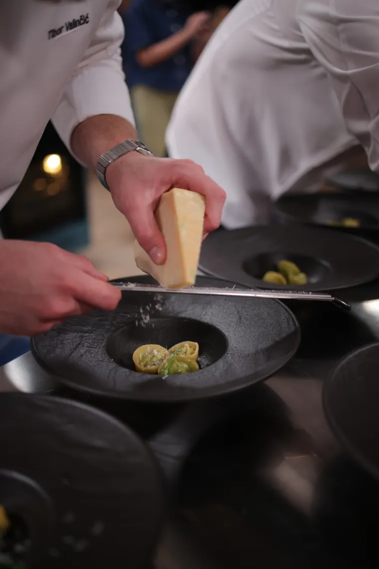 Zavirili smo iza kulisa &lsquo;Igre chefova&rsquo;: Michelin doručak, vrhunska atmosfera i ekipa koja osvaja