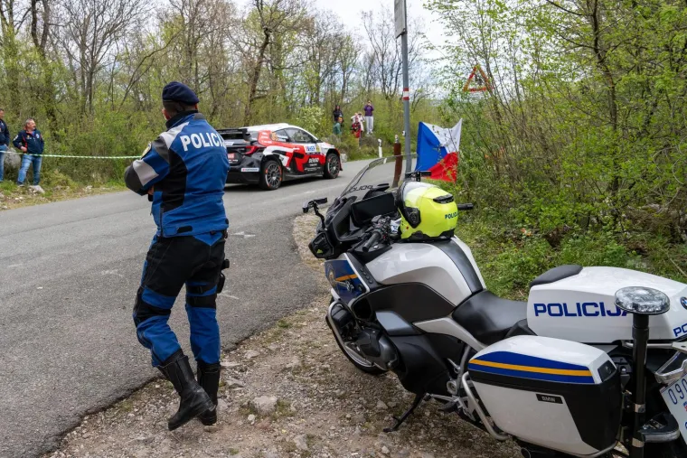 Ljudi visjeli po granama uz cestu: Donijeli hladnjake, a pogledajte gdje su ro&scaron;tiljali kobasice