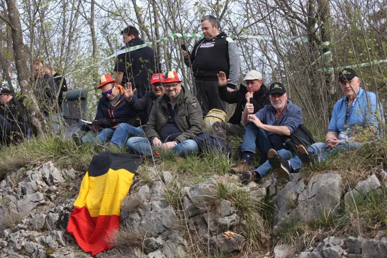 Ljudi visjeli po granama uz cestu: Donijeli hladnjake, a pogledajte gdje su ro&scaron;tiljali kobasice