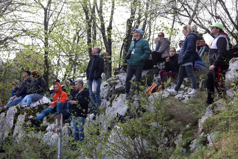 Ljudi visjeli po granama uz cestu: Donijeli hladnjake, a pogledajte gdje su ro&scaron;tiljali kobasice