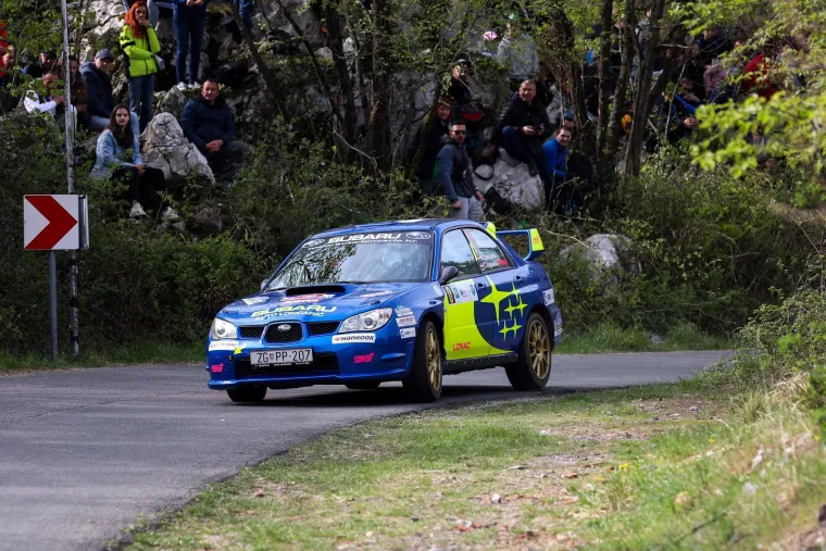Ljudi visjeli po granama uz cestu: Donijeli hladnjake, a pogledajte gdje su ro&scaron;tiljali kobasice