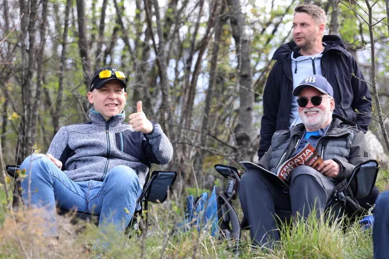 Ljudi visjeli po granama uz cestu: Donijeli hladnjake, a pogledajte gdje su ro&scaron;tiljali kobasice