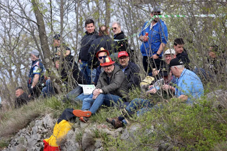Ljudi visjeli po granama uz cestu: Donijeli hladnjake, a pogledajte gdje su ro&scaron;tiljali kobasice