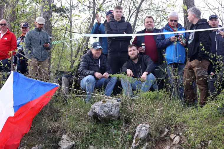 Ljudi visjeli po granama uz cestu: Donijeli hladnjake, a pogledajte gdje su ro&scaron;tiljali kobasice