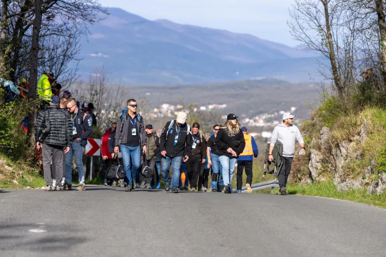 Ljudi visjeli po granama uz cestu: Donijeli hladnjake, a pogledajte gdje su ro&scaron;tiljali kobasice