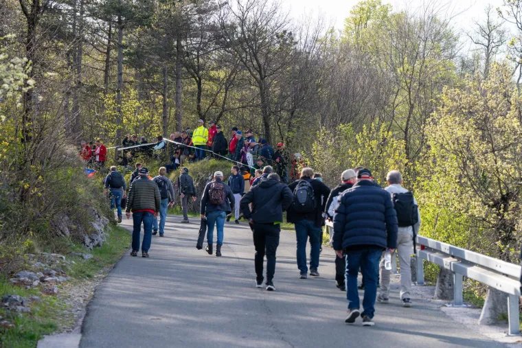 Ljudi visjeli po granama uz cestu: Donijeli hladnjake, a pogledajte gdje su ro&scaron;tiljali kobasice