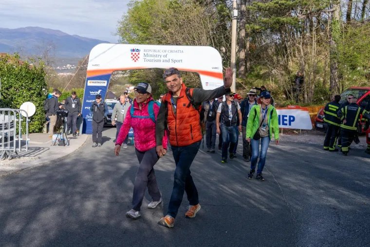 Ljudi visjeli po granama uz cestu: Donijeli hladnjake, a pogledajte gdje su ro&scaron;tiljali kobasice