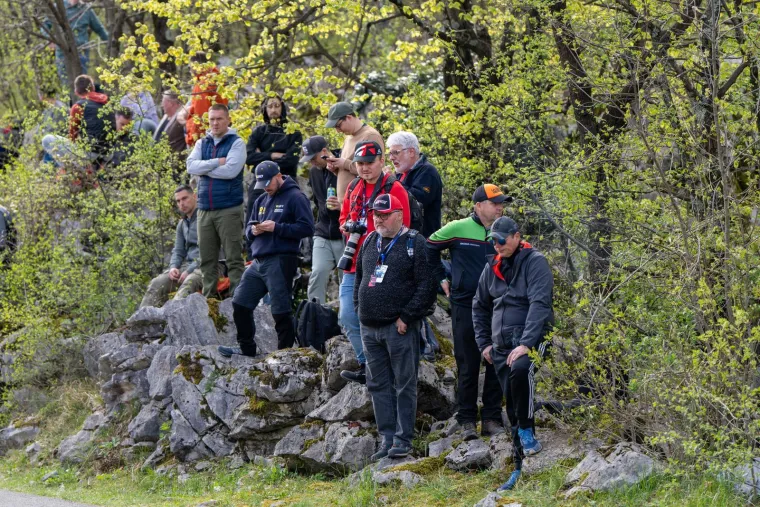 Ljudi visjeli po granama uz cestu: Donijeli hladnjake, a pogledajte gdje su ro&scaron;tiljali kobasice