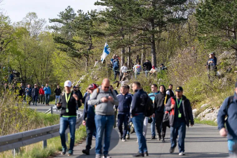 Ljudi visjeli po granama uz cestu: Donijeli hladnjake, a pogledajte gdje su ro&scaron;tiljali kobasice