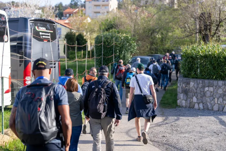 Ljudi visjeli po granama uz cestu: Donijeli hladnjake, a pogledajte gdje su ro&scaron;tiljali kobasice