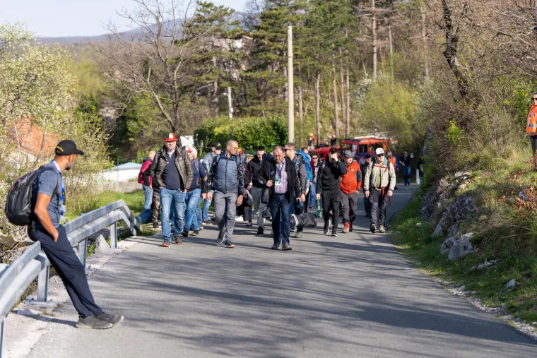 Ljudi visjeli po granama uz cestu: Donijeli hladnjake, a pogledajte gdje su ro&scaron;tiljali kobasice