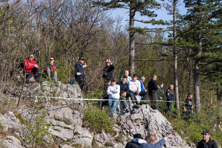 Ljudi visjeli po granama uz cestu: Donijeli hladnjake, a pogledajte gdje su ro&scaron;tiljali kobasice