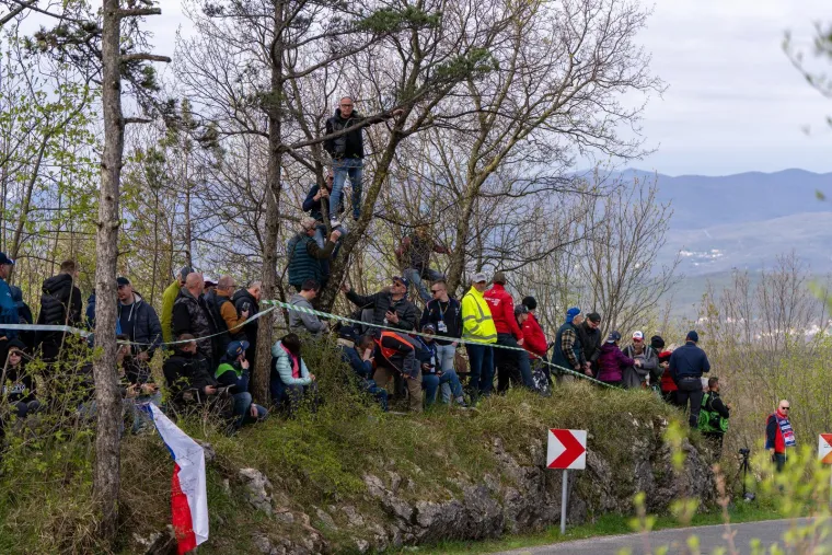 Ljudi visjeli po granama uz cestu: Donijeli hladnjake, a pogledajte gdje su ro&scaron;tiljali kobasice