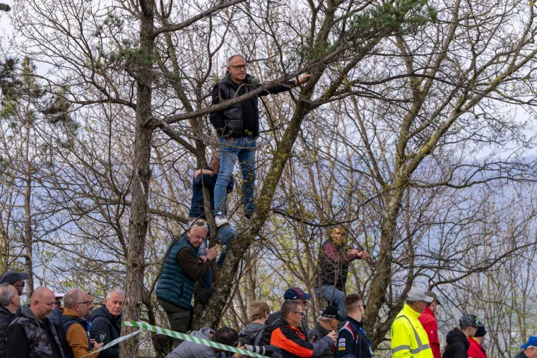 Ljudi visjeli po granama uz cestu: Donijeli hladnjake, a pogledajte gdje su ro&scaron;tiljali kobasice