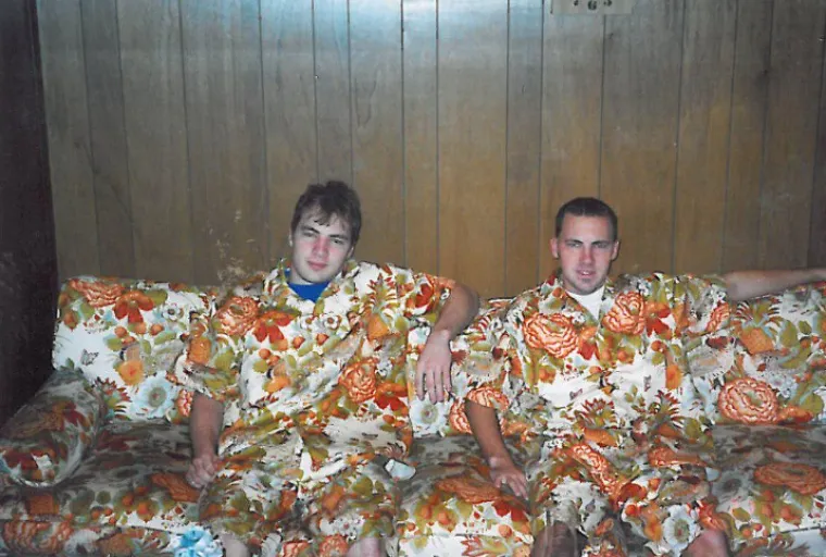 Ljudi dijele najneugodnije fotografije s braćom i sestrama: Ove su čisti urnebes!