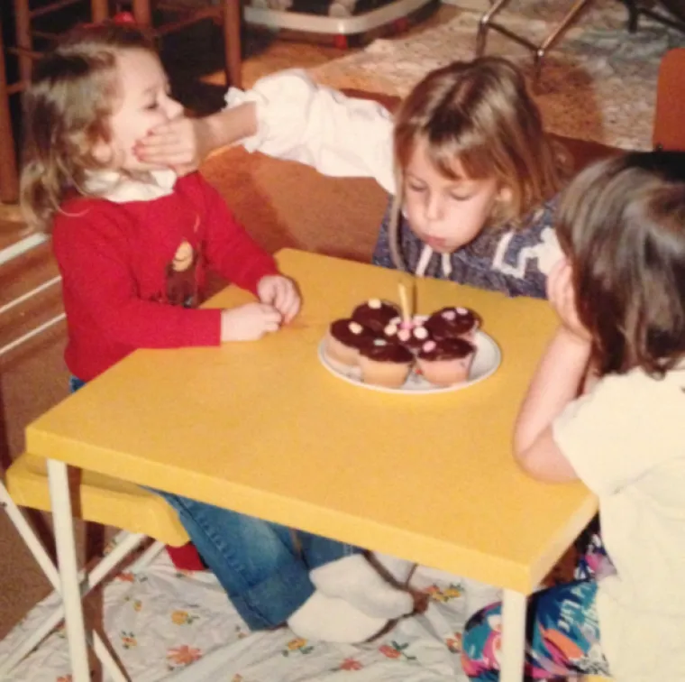 Ljudi dijele najneugodnije fotografije s braćom i sestrama: Ove su čisti urnebes!