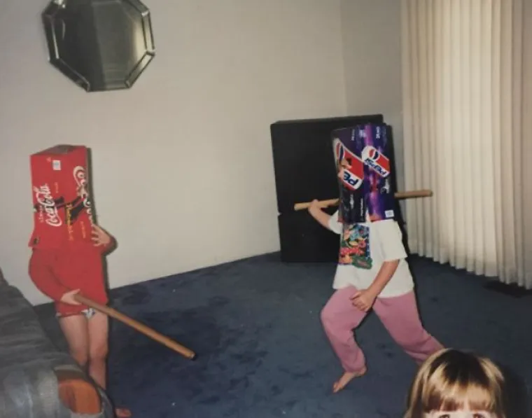 Ljudi dijele najneugodnije fotografije s braćom i sestrama: Ove su čisti urnebes!