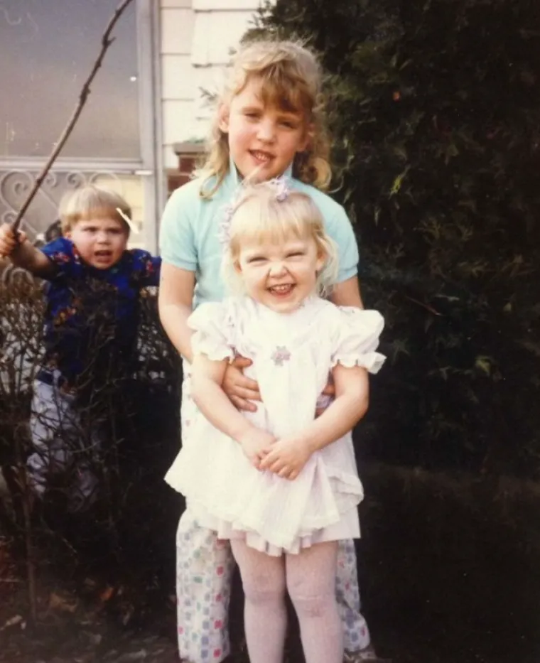 Ljudi dijele najneugodnije fotografije s braćom i sestrama: Ove su čisti urnebes!