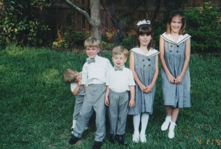 Ljudi dijele najneugodnije fotografije s braćom i sestrama: Ove su čisti urnebes!