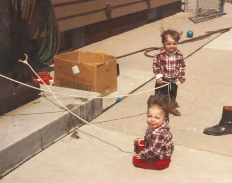 Ljudi dijele najneugodnije fotografije s braćom i sestrama: Ove su čisti urnebes!