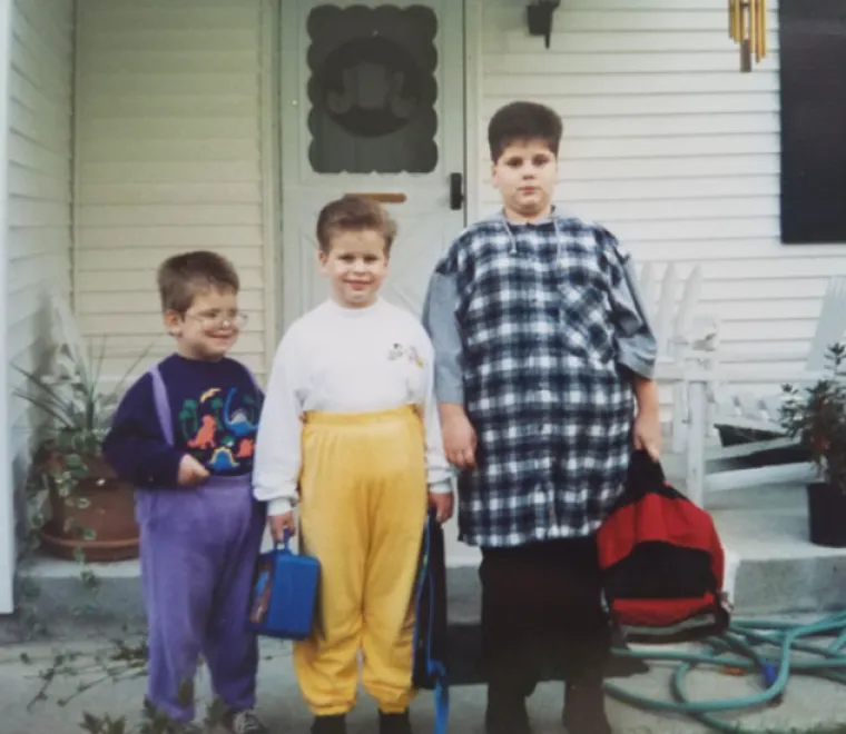 Ljudi dijele najneugodnije fotografije s braćom i sestrama: Ove su čisti urnebes!