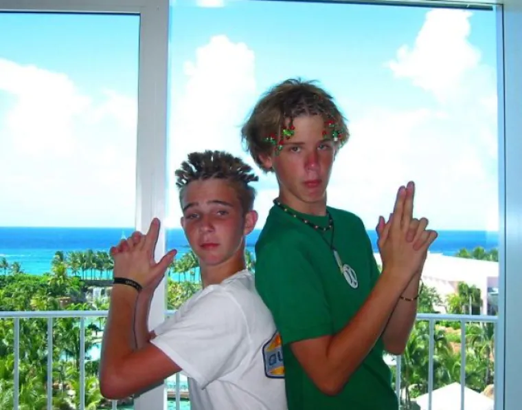 Ljudi dijele najneugodnije fotografije s braćom i sestrama: Ove su čisti urnebes!