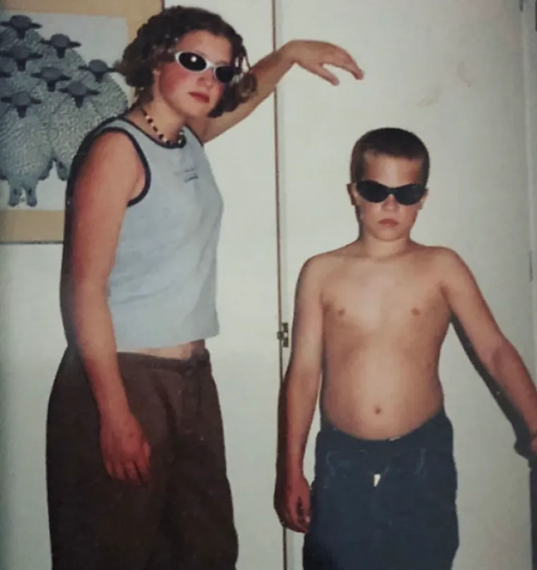 Ljudi dijele najneugodnije fotografije s braćom i sestrama: Ove su čisti urnebes!