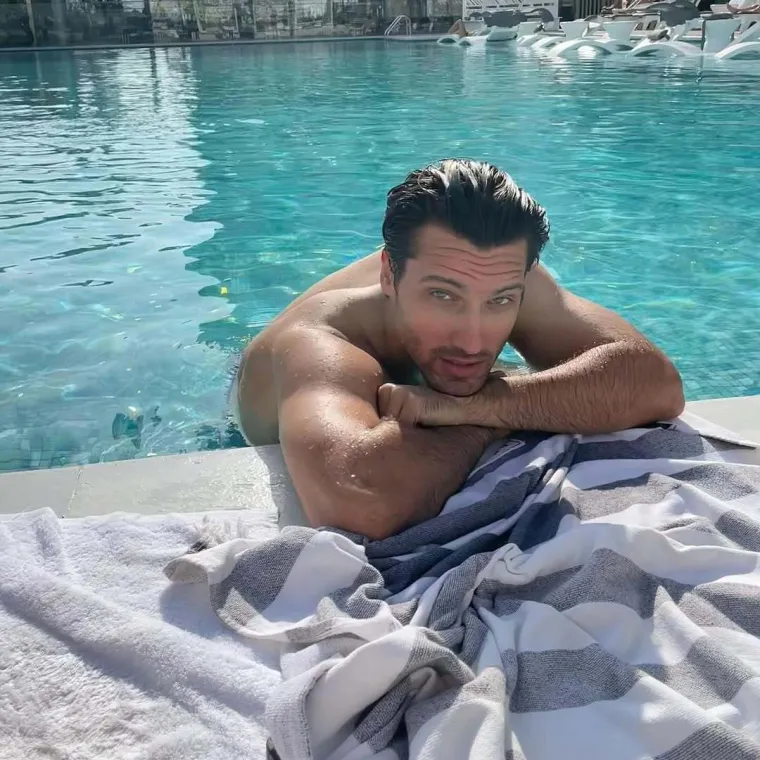 Živio je u Dubaiju, pozirao za D&amp;G i prona&scaron;ao ljubav u realityju: Evo kako Petar izgleda van showa