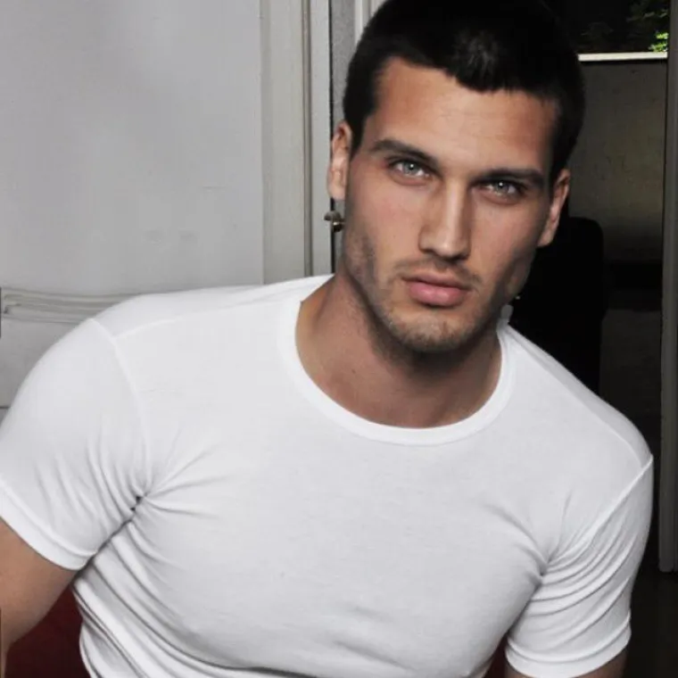 Živio je u Dubaiju, pozirao za D&amp;G i prona&scaron;ao ljubav u realityju: Evo kako Petar izgleda van showa