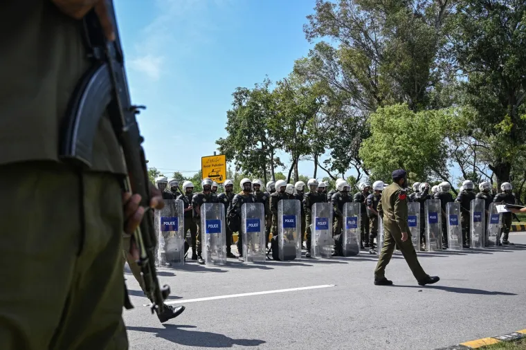 Vojska i duge cijevi na svakom koraku: Ovako danas izgleda grad koji je ključan za mir