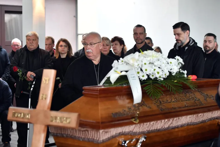 Pogledajte tko se sve oprostio od Srećka Bogdana: Na sprovodu i lica koja dugo nismo vidjeli