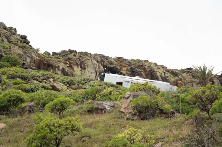 Stra&scaron;ni prizori nesreće! Autobus s turistima sletio u provaliju, jedan mrtav, deseci ozlijeđenih