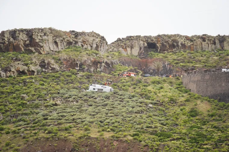 Stra&scaron;ni prizori nesreće! Autobus s turistima sletio u provaliju, jedan mrtav, deseci ozlijeđenih