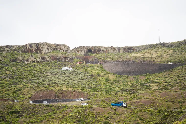 Stra&scaron;ni prizori nesreće! Autobus s turistima sletio u provaliju, jedan mrtav, deseci ozlijeđenih