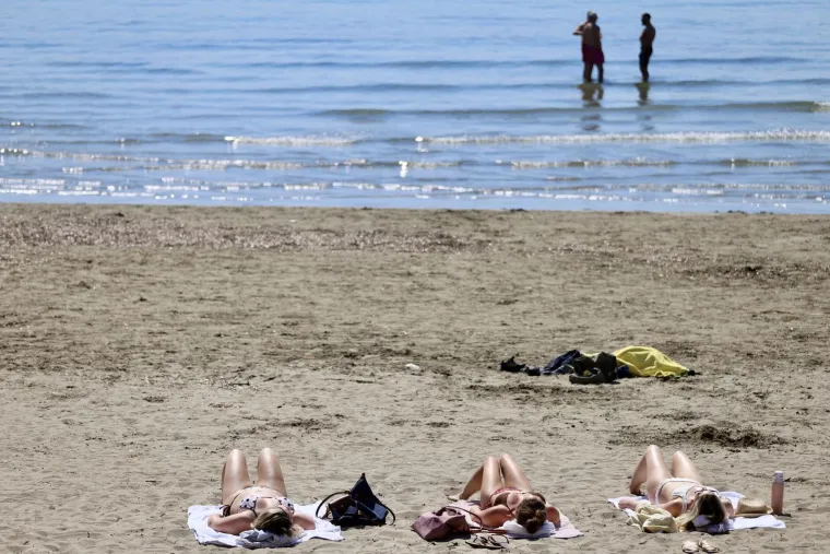 Ovo su Bačvice danas! Brojni se sunčaju, oni najhrabriji se i okupali