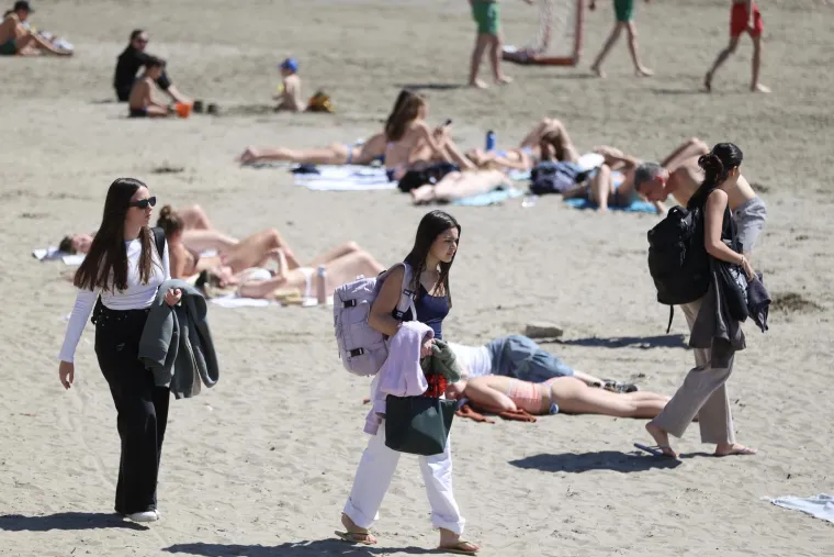 Ovo su Bačvice danas! Brojni se sunčaju, oni najhrabriji se i okupali