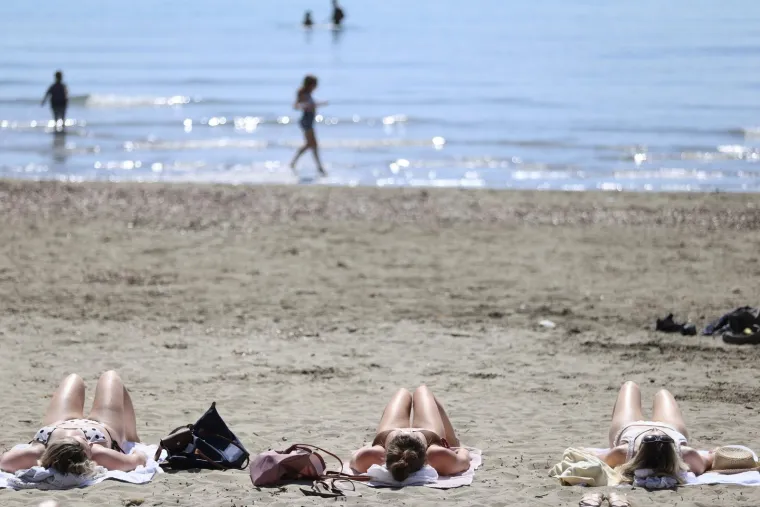 Ovo su Bačvice danas! Brojni se sunčaju, oni najhrabriji se i okupali