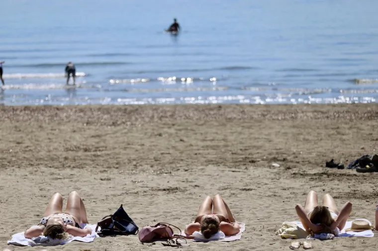 Ovo su Bačvice danas! Brojni se sunčaju, oni najhrabriji se i okupali