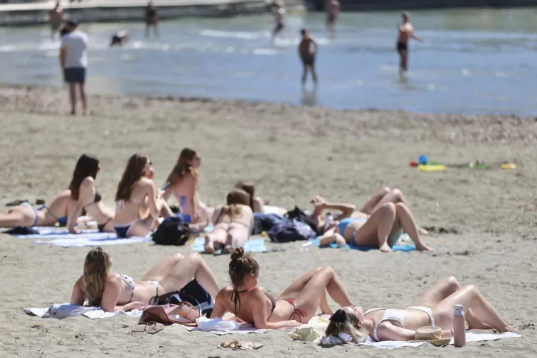 Ovo su Bačvice danas! Brojni se sunčaju, oni najhrabriji se i okupali